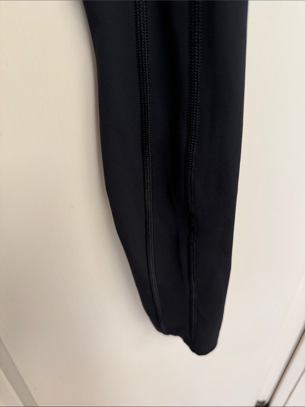 Women's Black High-Rise Performance Leggings - Picture 5 of 10